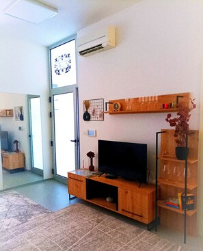 Apartamento design, 1 cama de casal e sofá-cama | Área de estar | Smart TV 34 polegadas com canais digitais