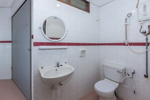 Deluxe Triple Room | Bathroom | Shower, towels, toilet paper - OYO 90893 Hotel 68 Kampung Lapan (Malacca City)