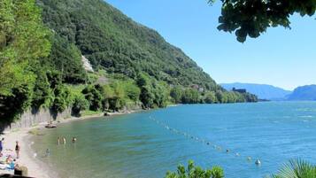 Una spiaggia nelle vicinanze