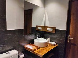 Free toiletries, hair dryer, slippers - Great Empire Hotel (Dharamshala)