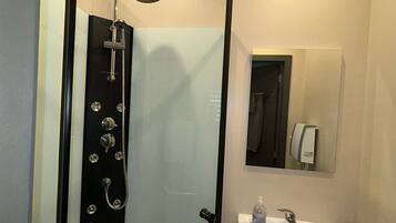 Ducha, toallas, jabón, shampoo