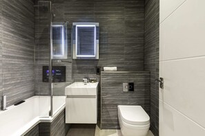 Basic Apartment, 1 King Bed | Bathroom | Hair dryer, towels, soap, shampoo