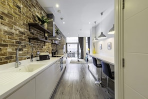 Basic Apartment, 1 King Bed | Private kitchen | Fridge, microwave, oven, stovetop - Beautiful One Bed Abode In East Putney (London)