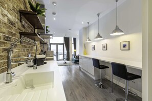 Basic Apartment, 1 King Bed | Private kitchen | Fridge, microwave, oven, stovetop