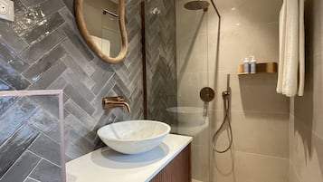 Superior-huone | Kylpyhuone | Designer-hygieniatuotteet, pyyhkeet, saippua, sampoo