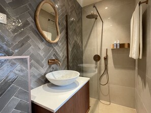 Superior-Zimmer | Badezimmer | Designer-Toilettenartikel, Handtücher, Seife, Shampoo