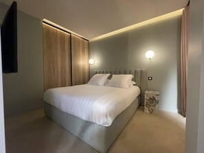 Junior Suite | Premium bedding, Select Comfort beds, soundproofing, free WiFi - Villa Chiesa  (Le Grau-Du-Roi)