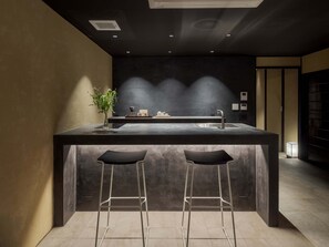 Casa tradicional, 3 habitaciones, cocina, vistas al jardín | Cocina privada | Frigorífico pequeño, microondas, placa de cocina y hervidor eléctrico