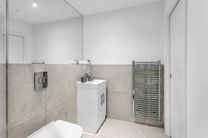 Basic-Apartment, 1 King-Bett | Badezimmer | Dusche, Handtücher, Seife, Shampoo