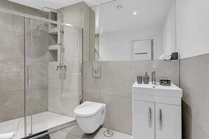 Appartement de base, 1 très grand lit | Salle de bain | Douche, serviettes fournies, savon, shampooing