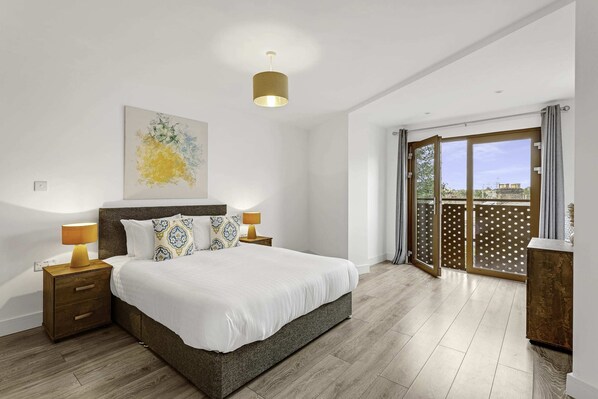 Basic Apartment, 1 King Bed | 1 bedroom, laptop workspace, iron/ironing board, bed sheets - Newly Built and Modern 1 Bedroom Flat (Bushey)