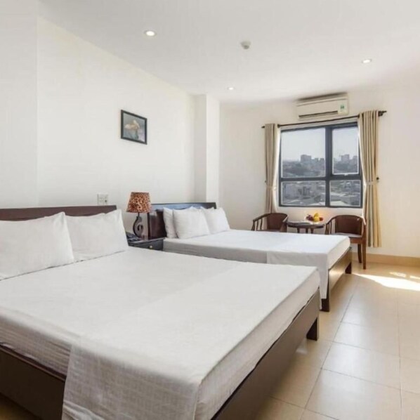 Tvåbäddsrum för familj - utsikt mot staden | Värdeförvaringsskåp på rummet, skrivbord och arbetsyta för laptop