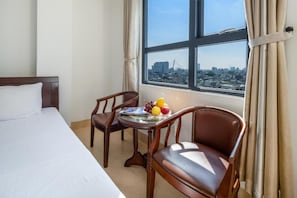 Chambre familiale avec lits jumeaux, vue sur la ville | Vue depuis lâhĂ©bergement