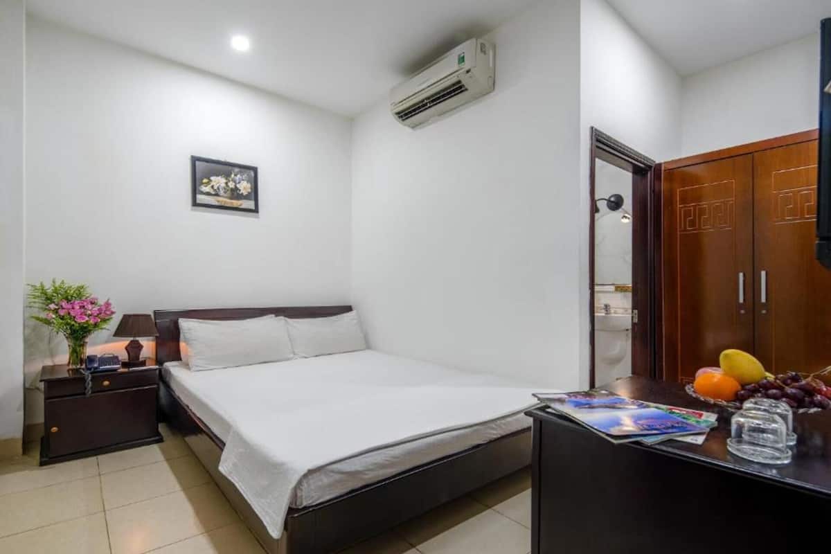 Standard Double Room | In-room safe, desk, laptop workspace, soundproofing