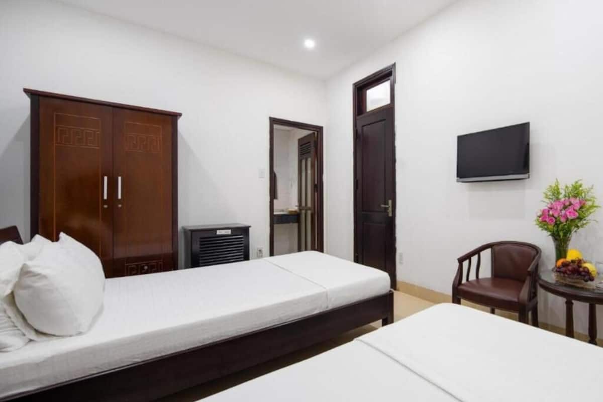 Standard Twin Room | In-room safe, desk, laptop workspace, soundproofing