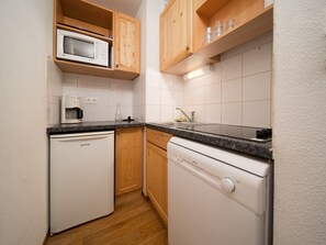 Fridge, microwave, dishwasher, coffee/tea maker