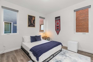 1 bedroom, iron/ironing board, WiFi, bed sheets - Meleys' Crimson Keep: Driftmark's Suite (Seattle)