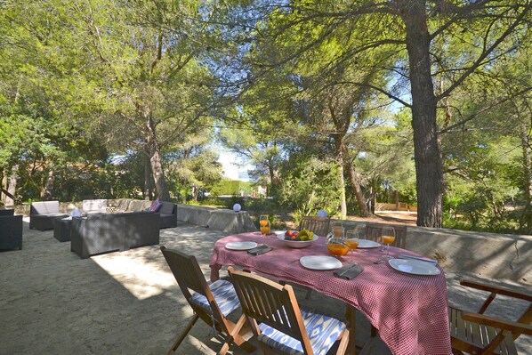 Outdoor dining