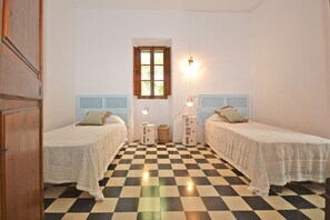 3 bedrooms, iron/ironing board, free WiFi, bed sheets