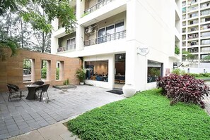 Outdoor dining - Siddha Xanadu Studio 604 - Pool Near Airport, CC2 (Kolkata)