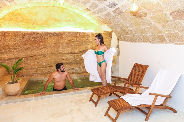 室内游泳池，日光浴躺椅