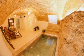 室内游泳池，日光浴躺椅