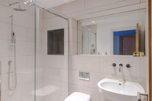 Dusj, hårføner, håndklær og sjampo