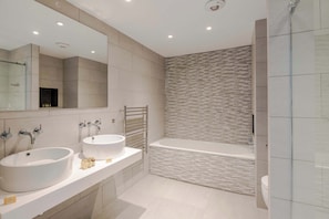 Douche, séchoir à cheveux, serviettes fournies, shampooing