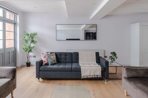 TV, offices - The Eyre Suite Two - Farringdon - by Frankie (Greater London)