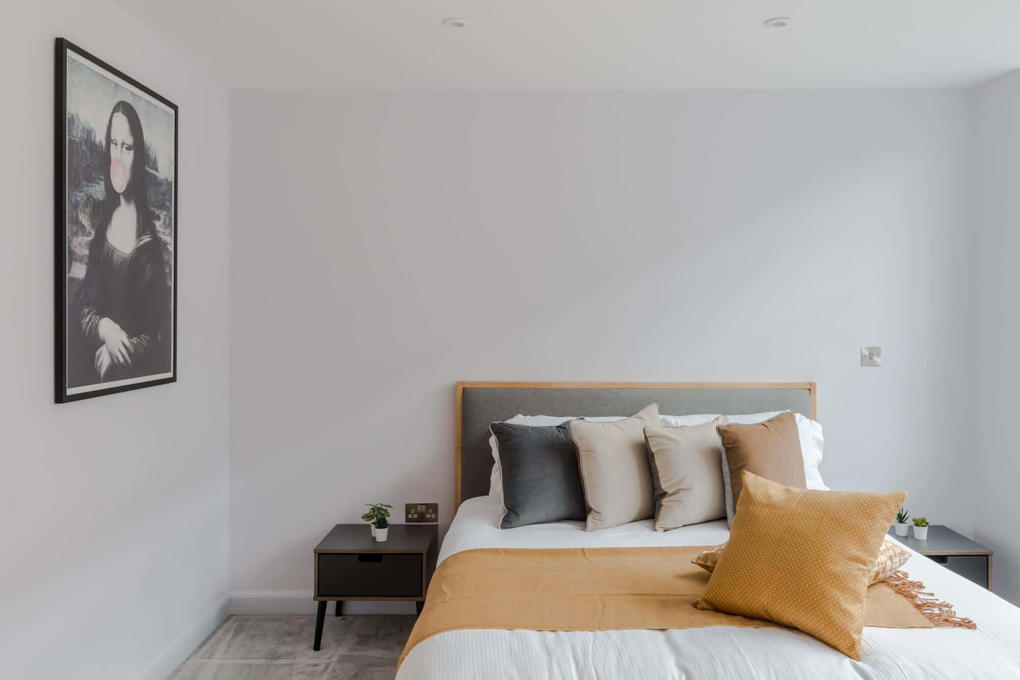 3 chambres, bureau, fer et planche à repasser, lit parapluie