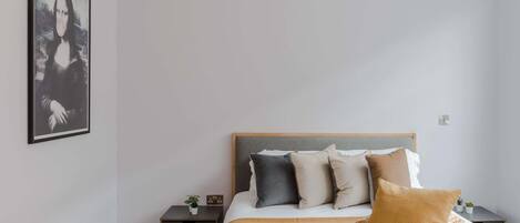 3 dormitorios, escritorio, tabla de planchar con plancha y cuna de viaje