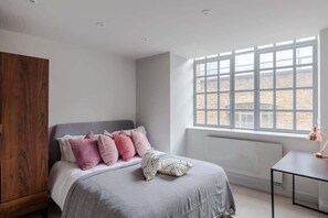 1 bedroom, desk, iron/ironing board, WiFi - The Eyre Suite Four - Farringdon - by Frankie (London)