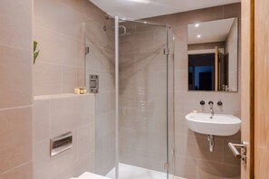 Shower, hair dryer, towels - The Eyre Suite Four - Farringdon - by Frankie (London)