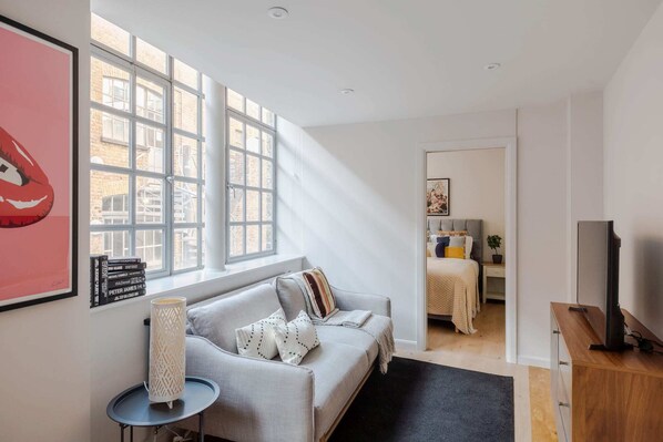 TV, offices - The Eyre Suite Seven - Farringdon - by Frankie (London)