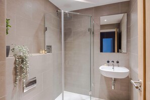 Dusche, Haartrockner, Handtücher, Shampoo