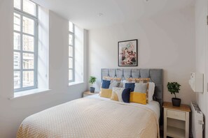 2 Schlafzimmer, Schreibtisch, Bügeleisen/Bügelbrett, Reisekinderbett