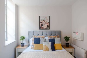 2 Schlafzimmer, Schreibtisch, Bügeleisen/Bügelbrett, Reisekinderbett