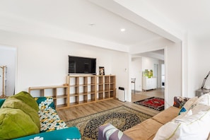 TV, offices - Spacious Renovated 3BR in Ellerslie I Zodiak Stays (Auckland)