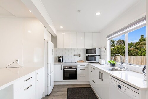 Spacious Renovated 3BR in Ellerslie I Zodiak Stays