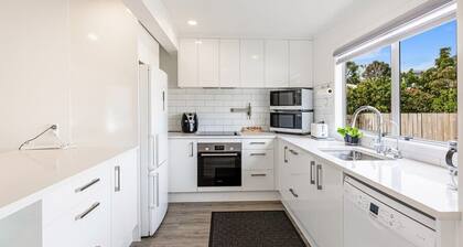 Spacious Renovated 3BR in Ellerslie I Zodiak Stays