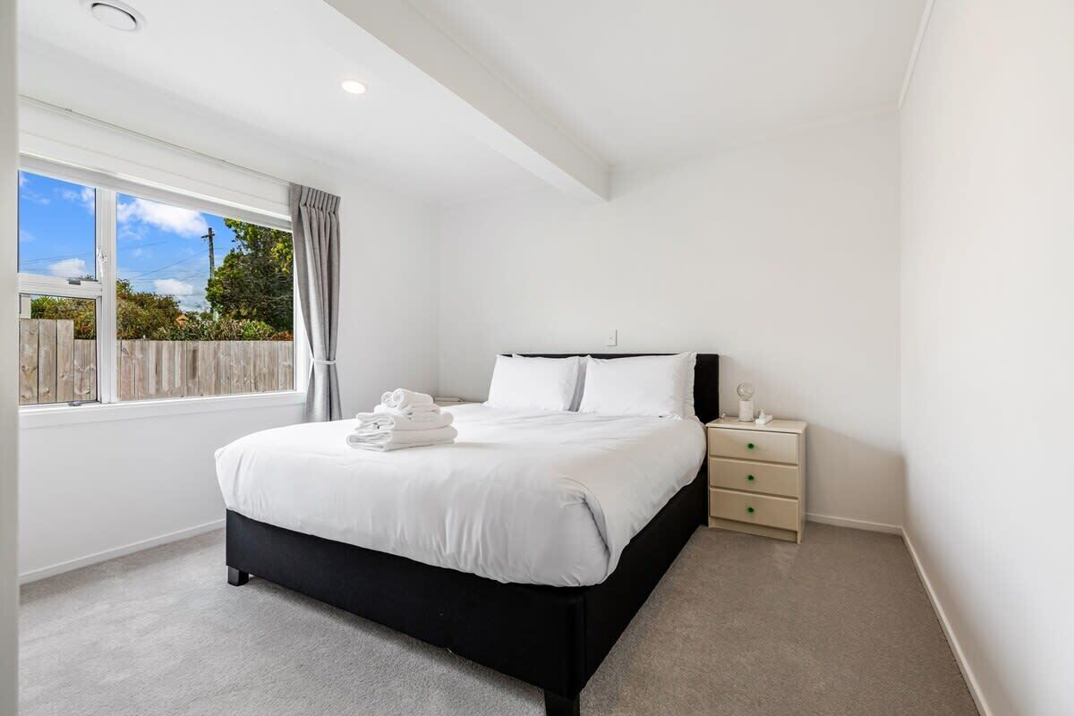 3 bedrooms, desk, iron/ironing board, free WiFi