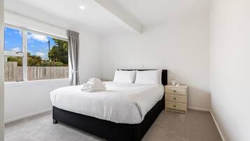 3 bedrooms, desk, iron/ironing board, free WiFi