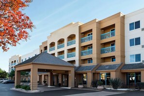 Exterior - Discover the Best of Pleasant Hill and Beyond! Four Units w/ Self Parking! (Pleasant Hill)