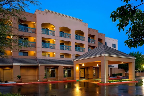 Exterior - Discover the Best of Pleasant Hill and Beyond! Four Units w/ Self Parking! (Pleasant Hill)