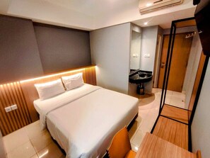 Standaard tweepersoonskamer | Een bureau, een laptopwerkplek, gratis wifi, beddengoed