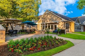 Outdoor dining - Comfort and Relaxation! 2BR Suites With Kitchen, Free Breakfast, Bring Your Pets (Parsippany-Troy Hills)