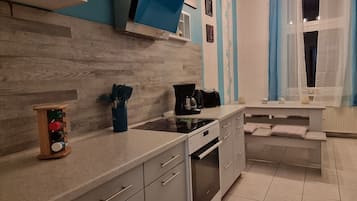 Fridge, oven, stovetop, dishwasher