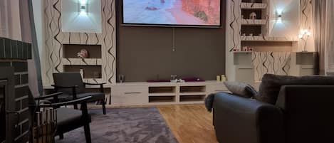 Een smart-tv, een open haard en videogames