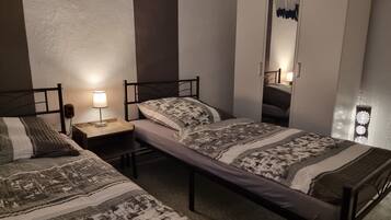 2 dormitorios, tabla de planchar con plancha, wifi y ropa de cama