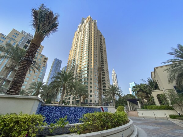 Exterior - Lux 2BR Apt with Views of Dubai Marina, Pool & Gym (Dubai Marina)